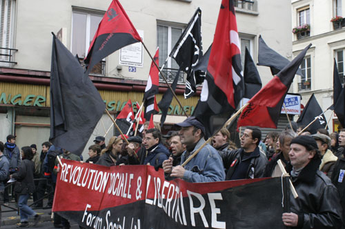Manifestation des Libertaires de la Place des Ftes vers la Place de la Rpublique. Dbut de cortge. 15 nov.2003L Chau Cuong/alterphoto.com